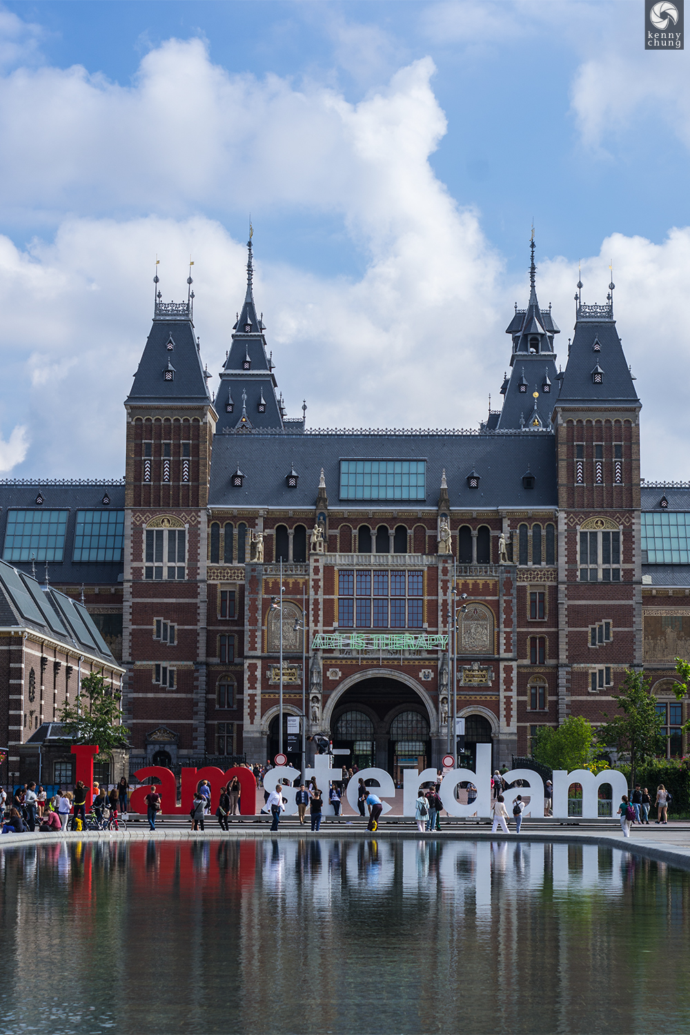 I Am Amsterdam Sign and Art is Therapy sign in front of the Rijksmuseum