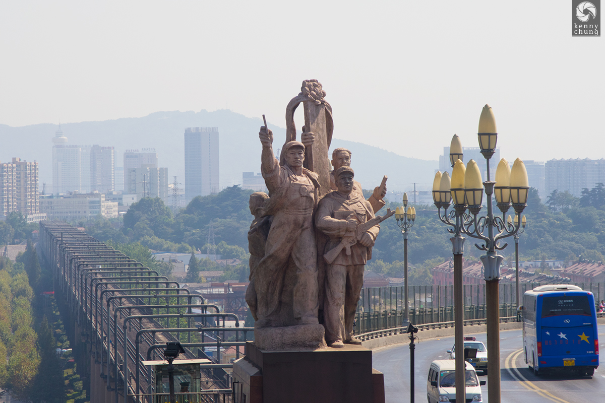 Soldier statues at the Yangtze River Bridge